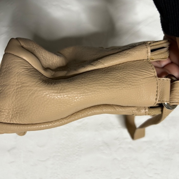 Great American Soft Tan Leather 3 Pocket Purse snap close and adjustable straps - Picture 5 of 14